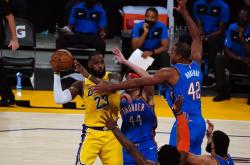 开云体育-雷霆轻取勇士，浓眉哥带队取胜