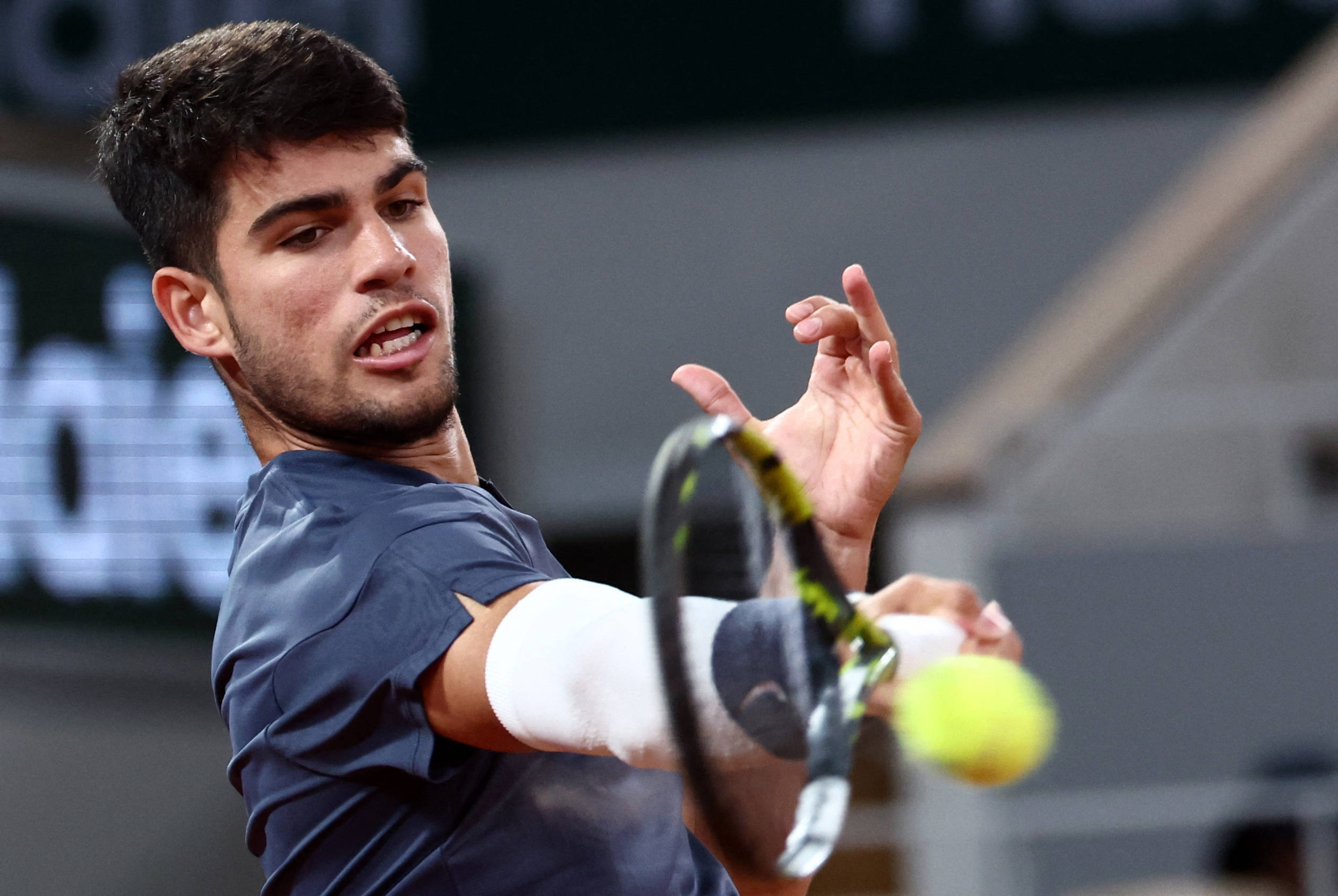 包含西班牙网球队鏖战德国网球队，阿尔卡拉斯惊艳世界的词条