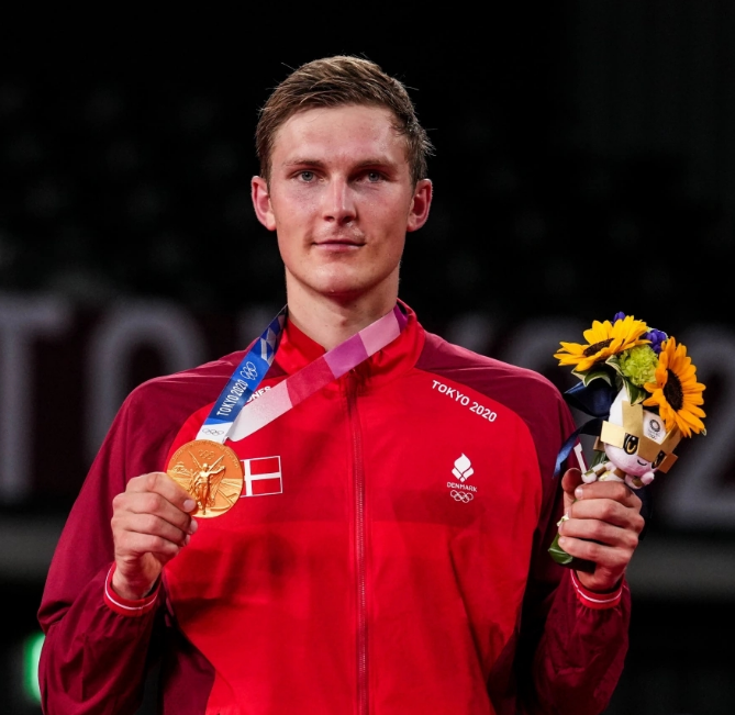 丹麦羽毛球队完胜马来西亚羽毛球队，安赛龙高光表现的简单介绍