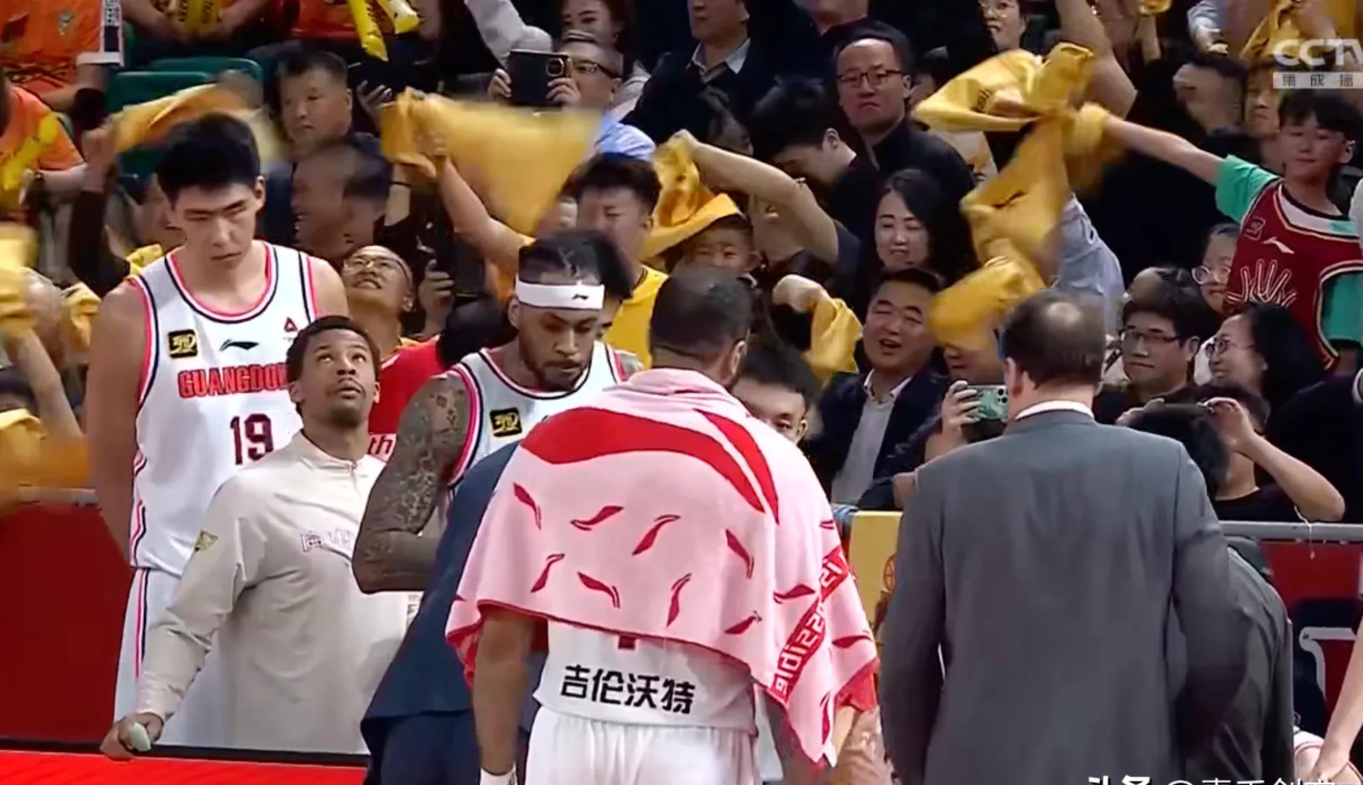 关于场上打破僵局，广东队进攻连续得分锁定胜局的信息