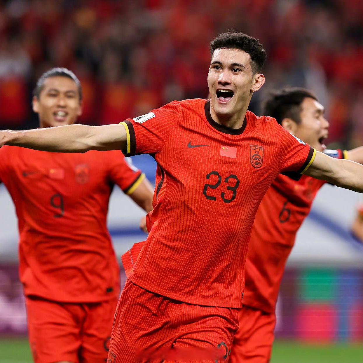 国家队球员在赛场上发挥出色，取得重要胜利的简单介绍