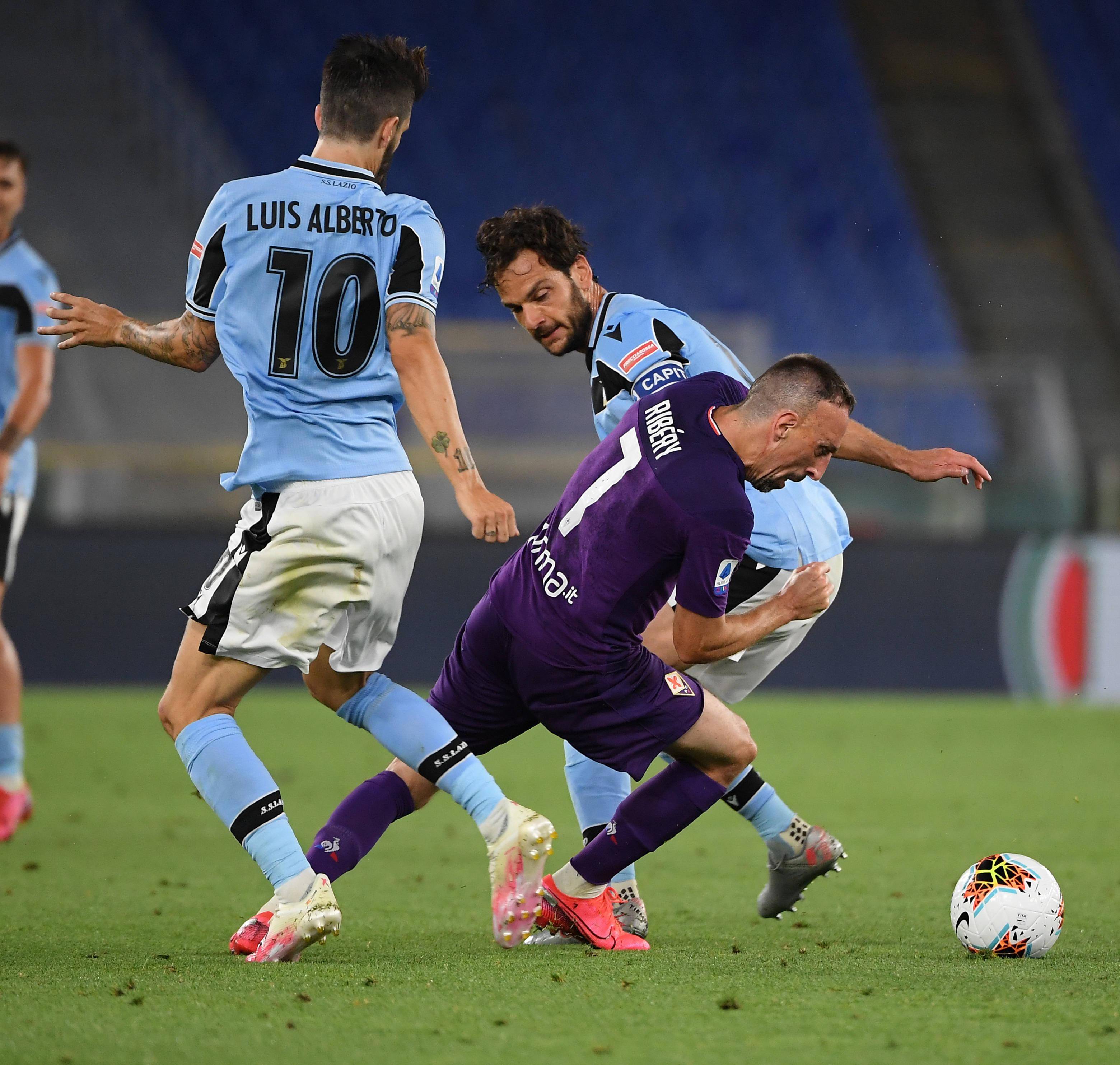 格拉纳达主场惨败,球队状态不佳 格拉纳达主场惨败,球队状态不佳