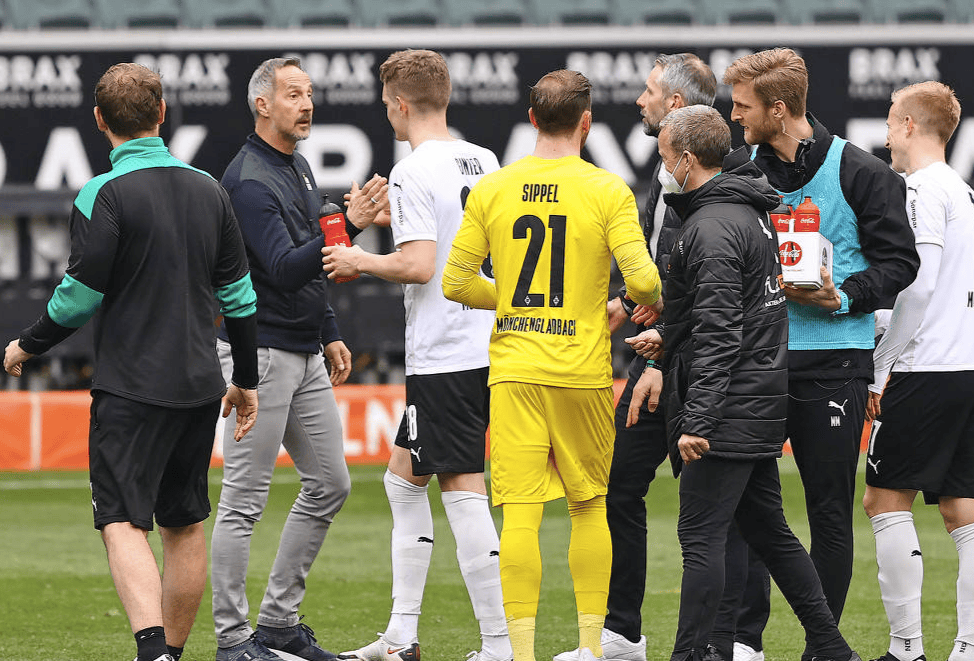 关于门兴格拉德巴赫球迷积极为球队加油助威的信息