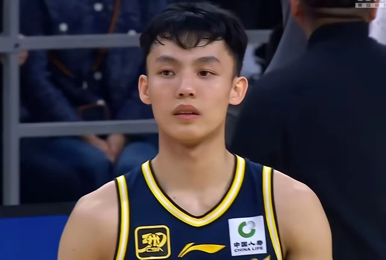 包含广东豪取四连胜，雄厚实力稳居榜首位置的词条