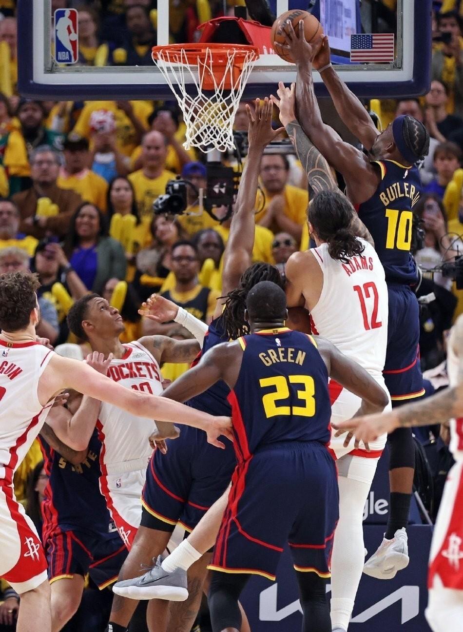 比赛中一位球员连续绝杀，演绎精彩逆袭的简单介绍