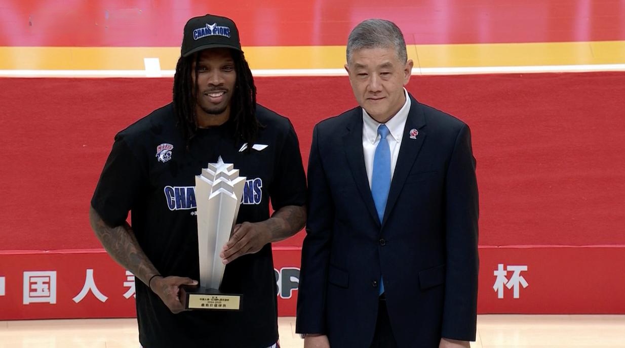 关于球队球员收到年度MVP奖杯的信息