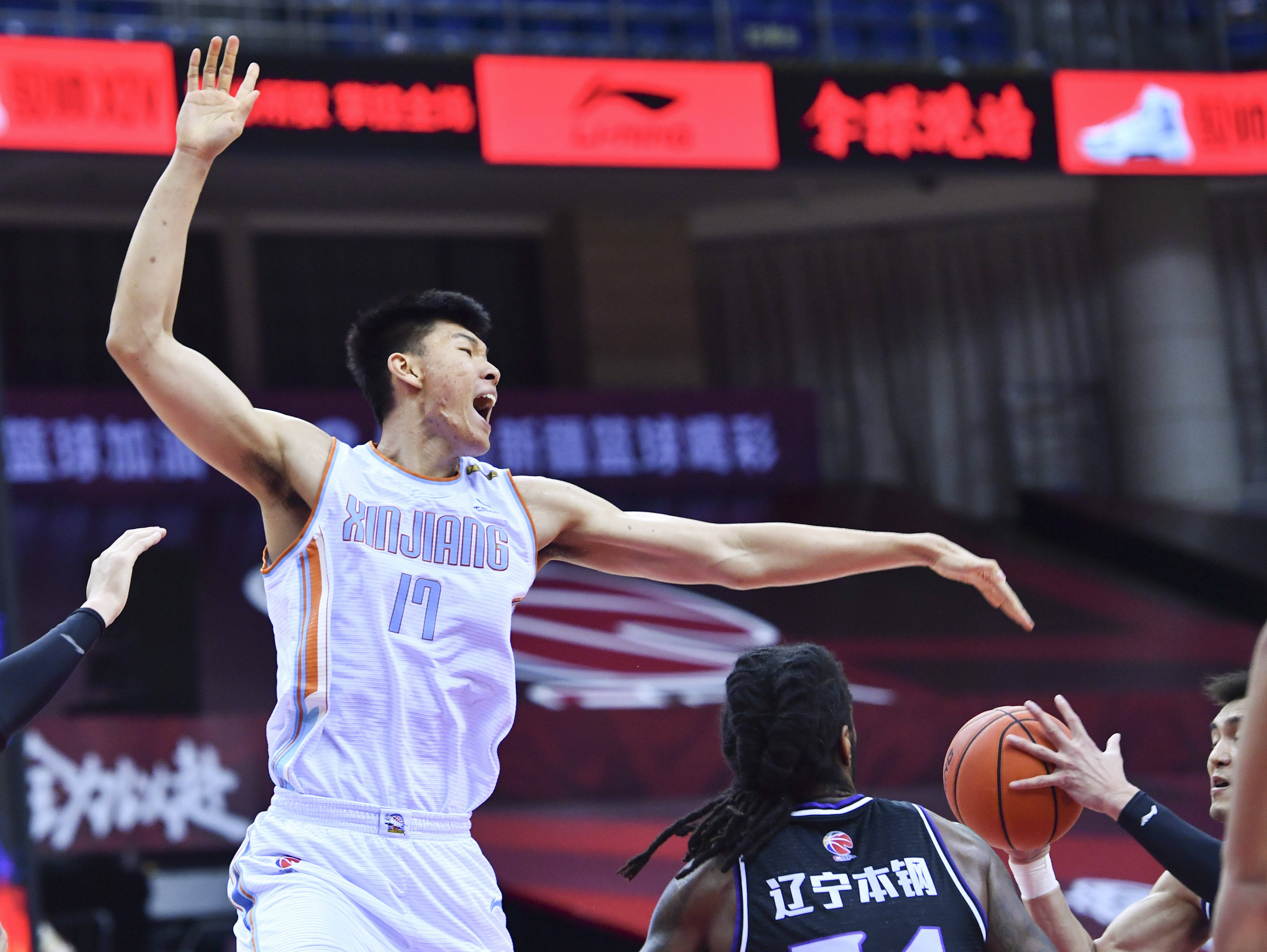 青岛队险胜新疆队，西亚卡姆高光表现的简单介绍