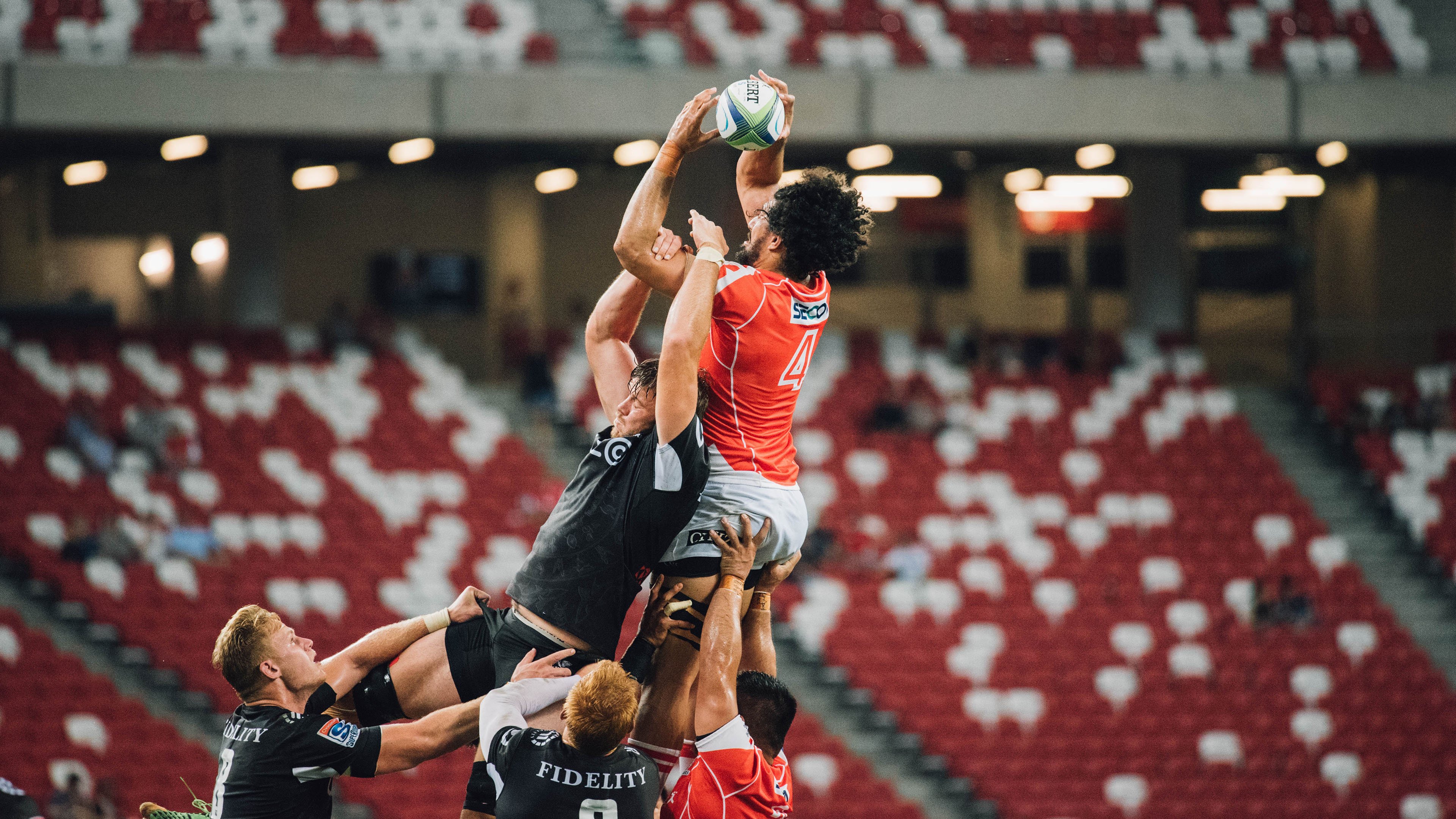 赛道上的双重奇迹，法拉利绝杀红牛二队，拉塞尔刷新历史纪录